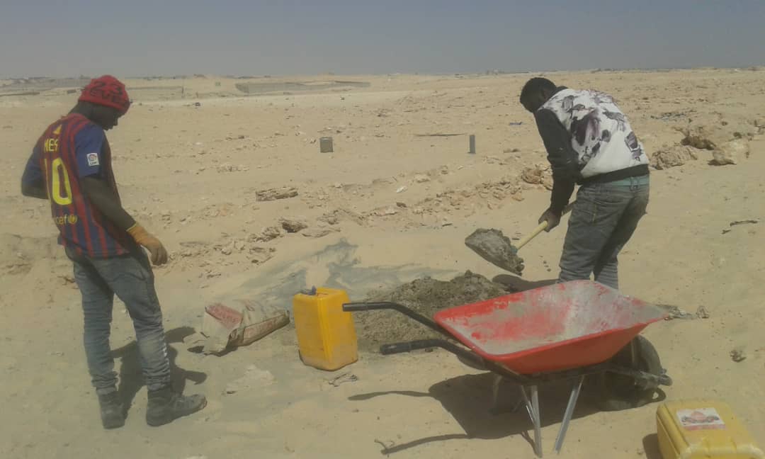 شرع العمال بحضور رءيس المنطقة الحرة في وضع علامات على قطع المدرسين 